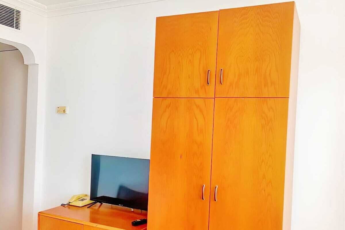 Free minibar, laptop workspace