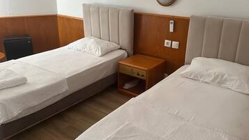 Standardzimmer, Balkon, Meerblick | Kostenlose Minibar, laptopgeeigneter Arbeitsplatz