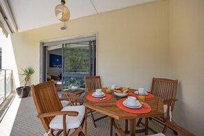 Outdoor dining - Sesimbra Palames Beach & Pool Apartment (C133) (Sesimbra)