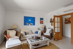 TV - Sesimbra Palames Beach & Pool Apartment (C133) (Sesimbra)