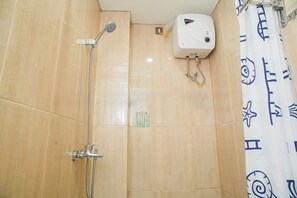 Douche, bidet, serviettes fournies, savon