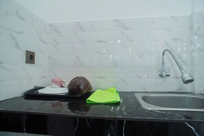 Douche, bidet, serviettes fournies, savon