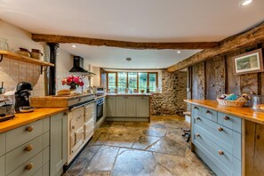 Micro-ondes, four, lave-vaisselle, chaise haute