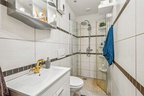 Ducha, secador de pelo, toallas y jabón