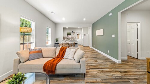 Modern & Spacious, Walk to historic Downtown | TSH