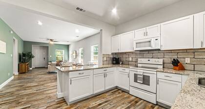 Modern & Spacious, Walk to historic Downtown | TSH