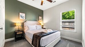 3 室のベッドルーム、デスク、旅行用ベビーベッド、WiFi (無料)