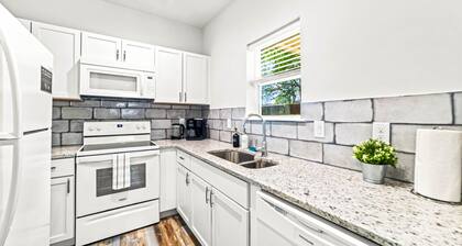 Clean, Modern, Walk to Downtown | SAI