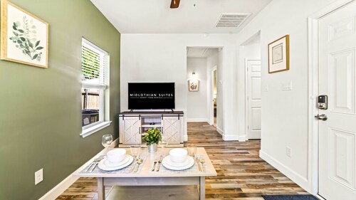 Clean, Modern, Walk to Downtown | SAI