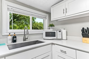 Fridge, microwave, oven, stovetop - Newly Updated, Mins to DFW | TMA (Irving)