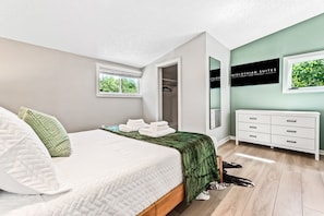 Desk, travel cot, free WiFi, bed sheets - Newly Updated, Mins to DFW | TMA (Irving)