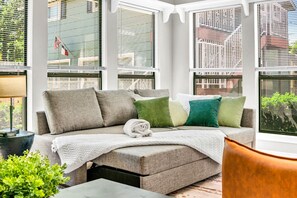 TV connectée, jeux vidéo, baby-foot, table de tennis de table