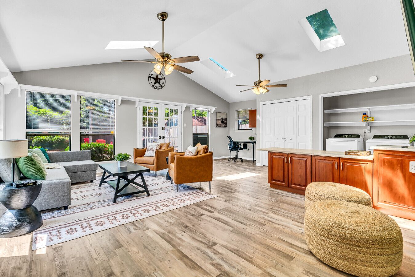 Älytelevisio, videopelejä, pöytäjalkapallopöytä, pöytätennispöytä