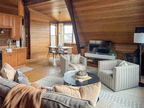 Smart-TV, Kamin, Bücher
