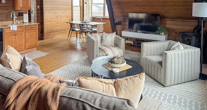 Creston Centennial #1-King bed, rustic barn loft w/stairs