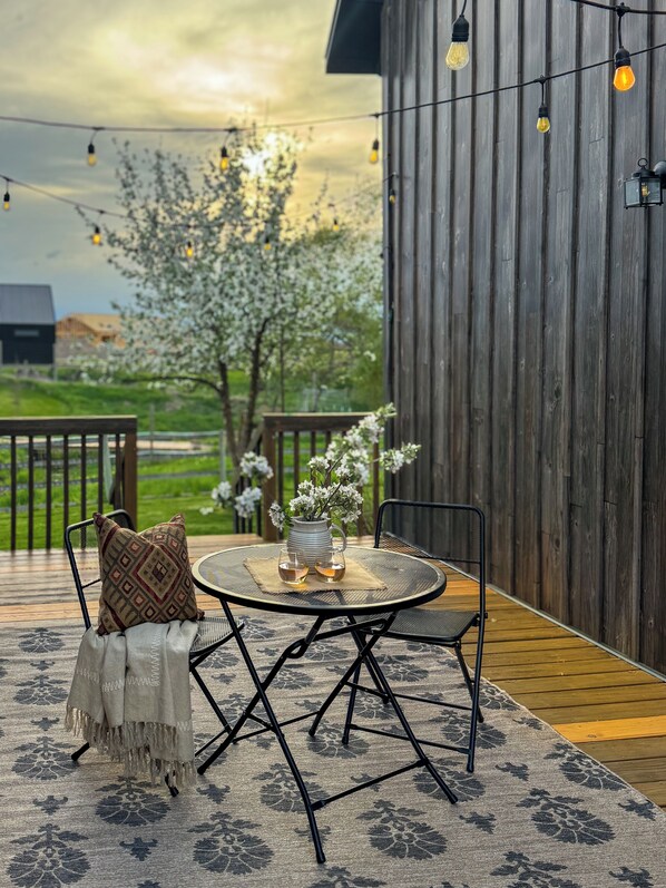 Outdoor dining - Creston Centennial #1-King bed, rustic barn loft w/stairs (Kalispell)