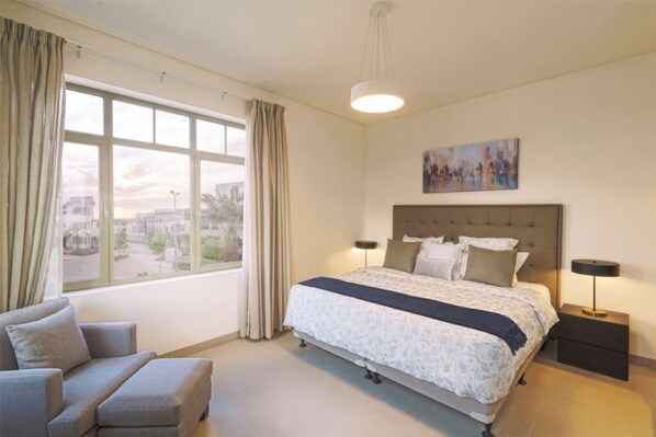 4 bedrooms, iron/ironing board, WiFi, bed sheets