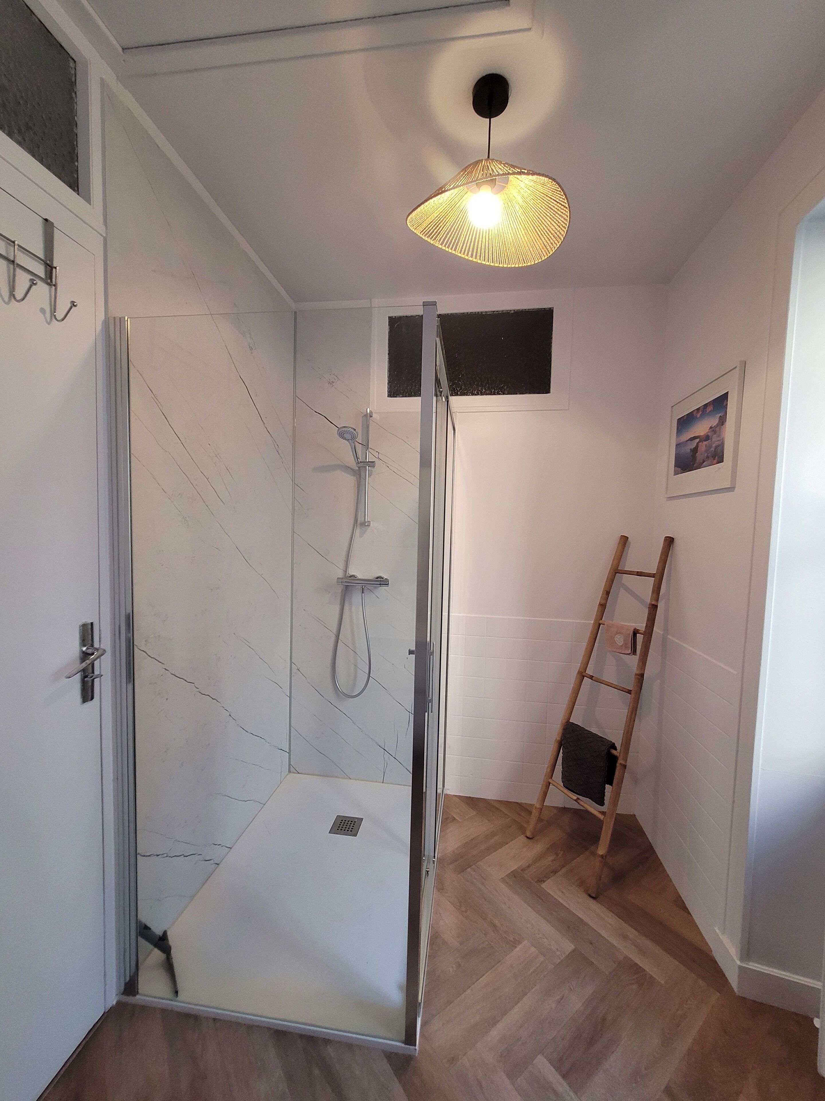 Douche, sèche-cheveux, serviettes fournies, savon