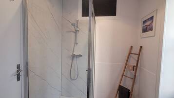 Douche, sèche-cheveux, serviettes fournies, savon