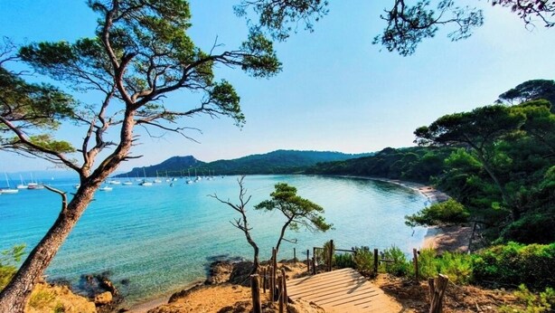 A coastal pathway leading to a beach with clear blue waters and boats in the distance. - Air-conditioned 35m² apt, private garden, pool, parking, Wi-Fi, near sea (cogolin)