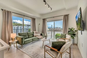 TV connectée, table de tennis de table, vidéothèque