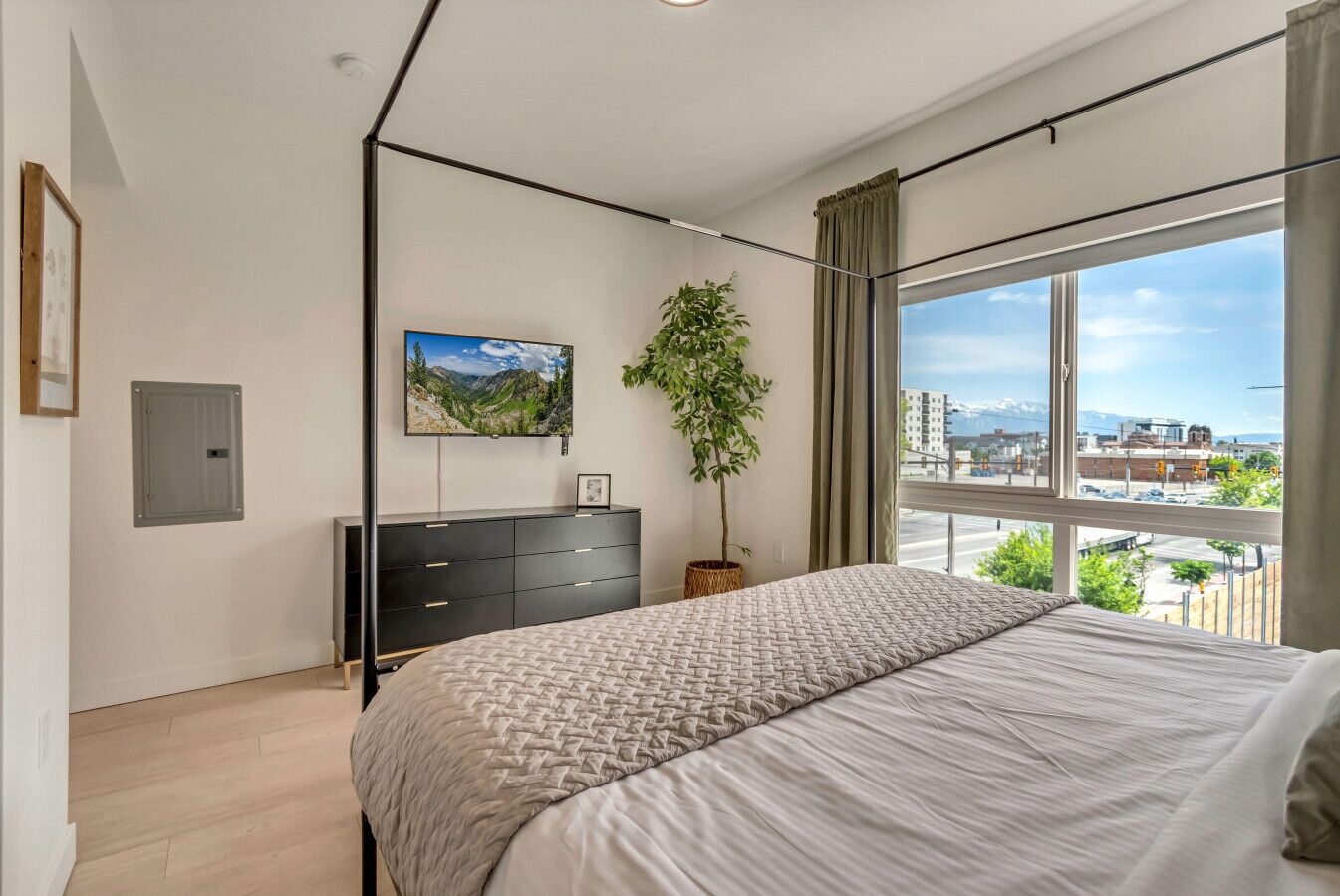 1 habitación, escritorio, tabla de planchar con plancha y cuna de viaje 