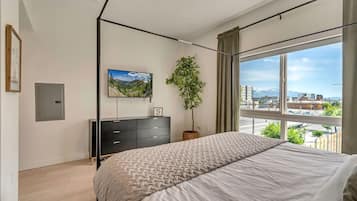 1 habitación, escritorio, tabla de planchar con plancha y cuna de viaje