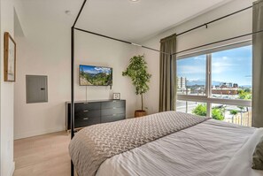 1 chambre, bureau, fer et planche à repasser, lit parapluie
