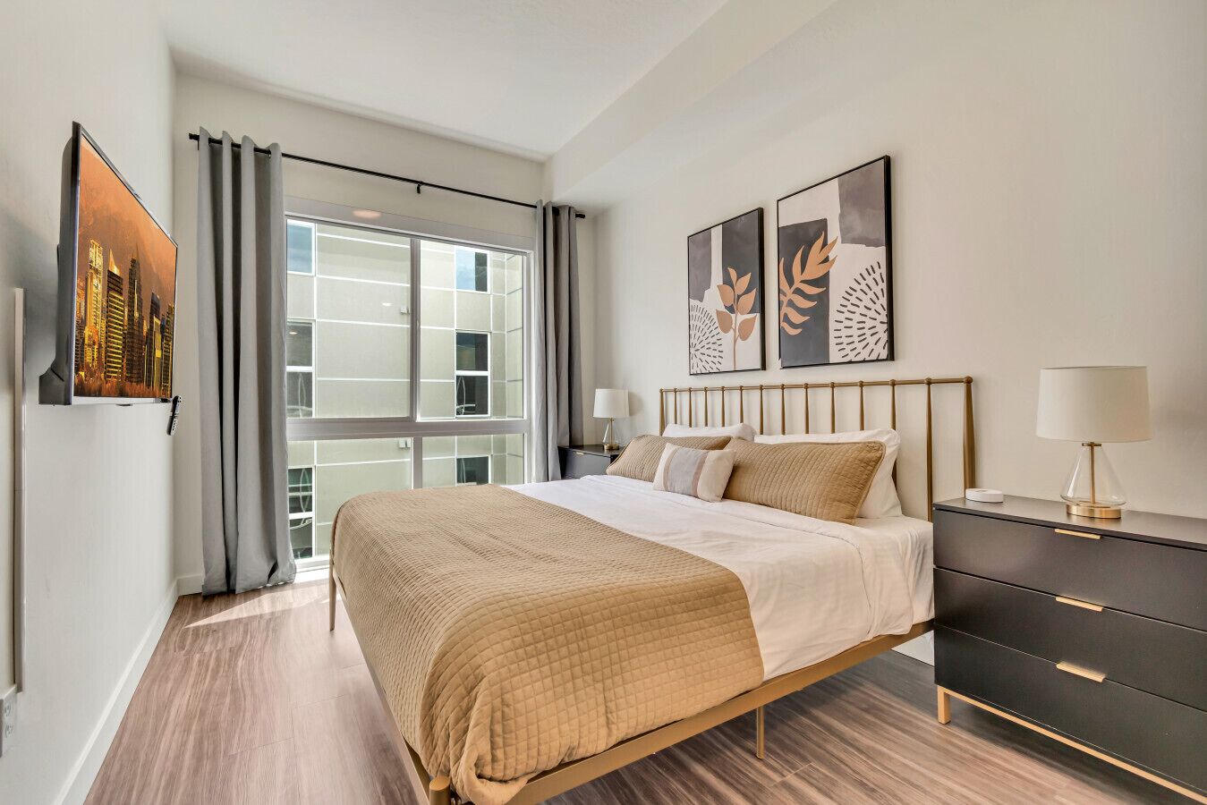 2 chambres, bureau, fer et planche à repasser, lit parapluie