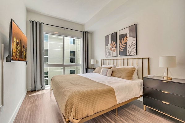 2 habitaciones, escritorio y tabla de planchar con plancha 