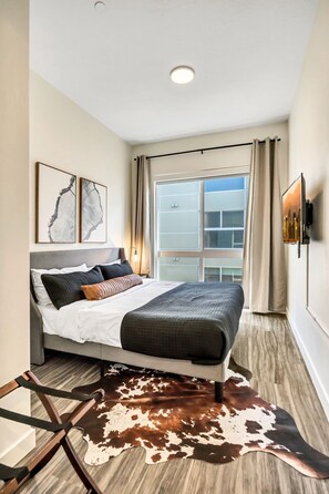 2 habitaciones, escritorio y tabla de planchar con plancha 