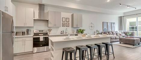 Réfrigérateur, micro-ondes, four, plaque de cuisson