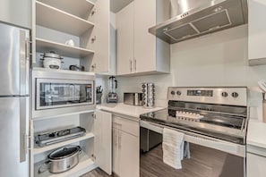 Refrigerador, microondas, horno y parrilla de estufa