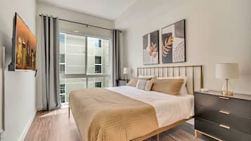 2 slaapkamers, een bureau, een strijkplank/strijkijzer, reisbedje