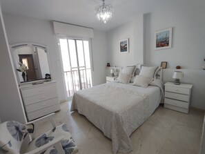 3 bedrooms, iron/ironing board, WiFi, bed sheets - Townhouse in Velilla 300 meters from the beach (Velilla-Taramay)