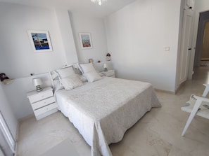 3 slaapkamers, een strijkplank/strijkijzer, wifi, beddengoed