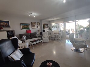 Smart TV, fireplace - Townhouse in Velilla 300 meters from the beach (Velilla-Taramay)