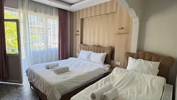 Classic-Dreibettzimmer, Balkon, Stadtblick | Ausblick vom Zimmer