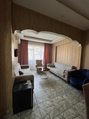 Familienapartment, Balkon, Stadtblick | Wohnbereich
