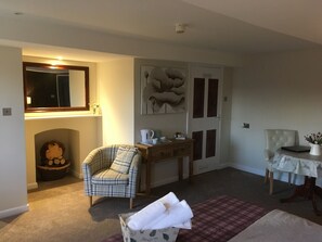 Superior Double Room | Free WiFi - Lodbourne Farmhouse (Gillingham)