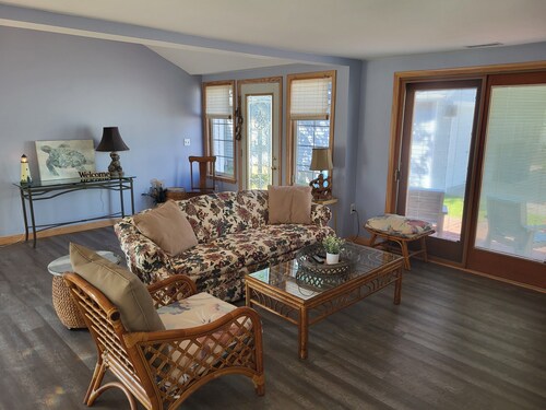 3-bedroom renovated home in lovely Huron.  Includes: Wi-Fi & private beach.