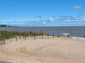 Beach nearby - 3-bedroom renovated home in lovely Huron.  Includes: Wi-Fi & private beach. (Huron)