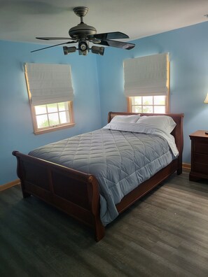 3 chambres, bureau, fer et planche à repasser, accès au Wi-Fi (inclus)