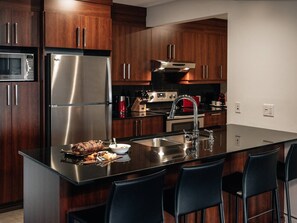 Frigorífico, microondas, horno y placa de cocina