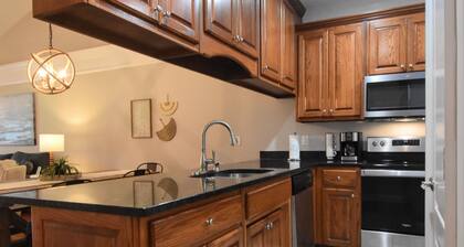 Cozy 2-bedroom condo in charming Townsend with WiFi, AC