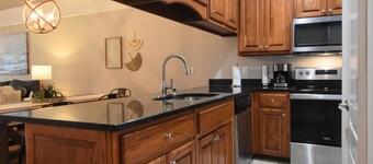 Cozy 2-bedroom condo in charming Townsend with WiFi, AC