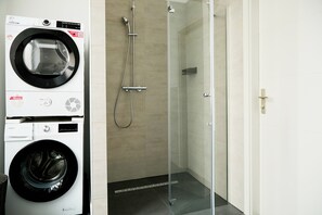 Shower, hair dryer, towels, soap - Stylish Apartment in Berlin Mitte (Berlin)