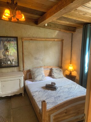 6 bedrooms, iron/ironing board, WiFi, bed sheets