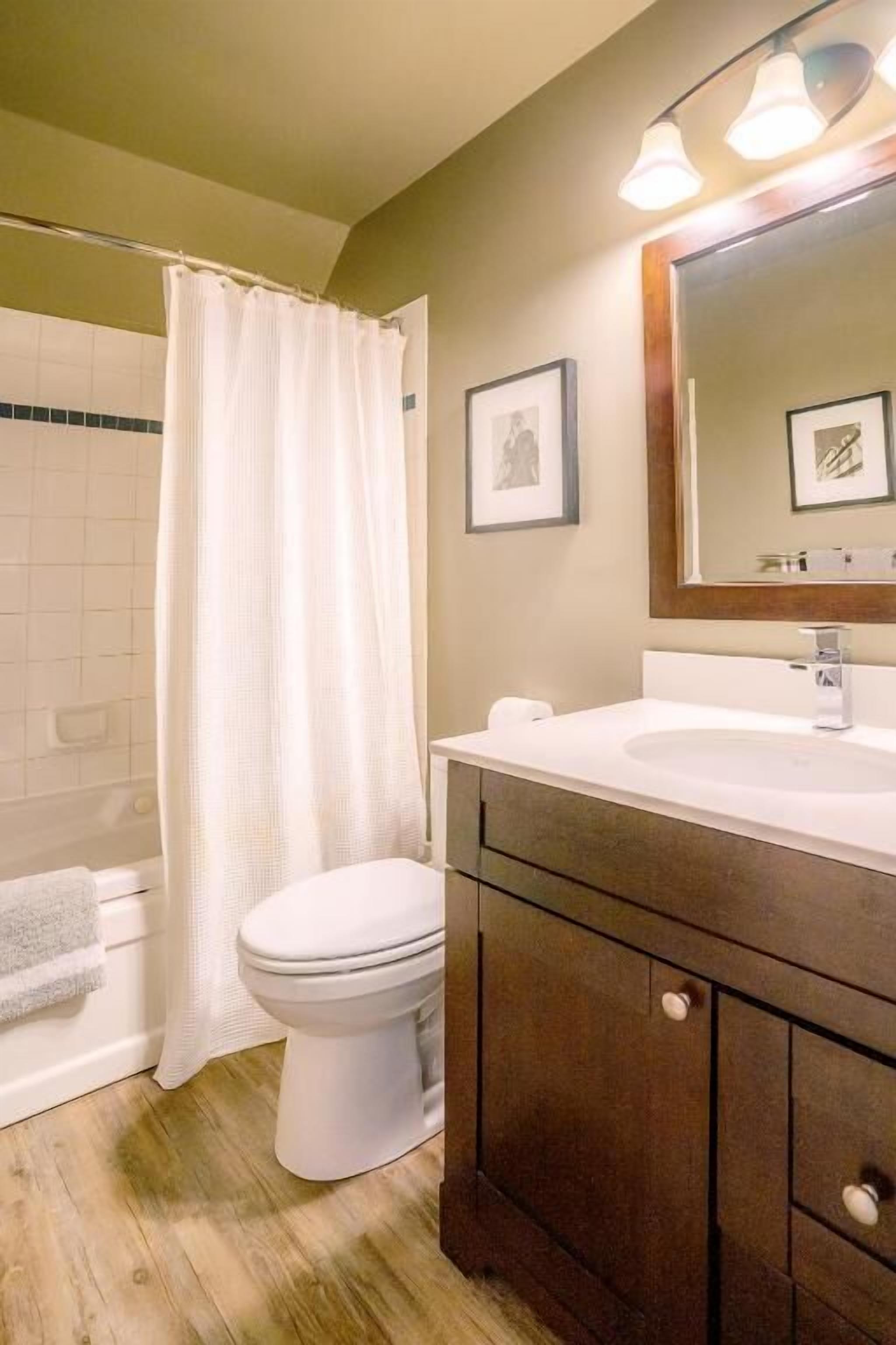 Familienapartment, Balkon, Bergblick | Badezimmer | Duschwanne, Haartrockner, Handtücher, Seife