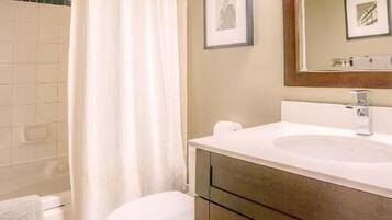 Familienapartment, Balkon, Bergblick | Badezimmer | Duschwanne, Haartrockner, Handtücher, Seife